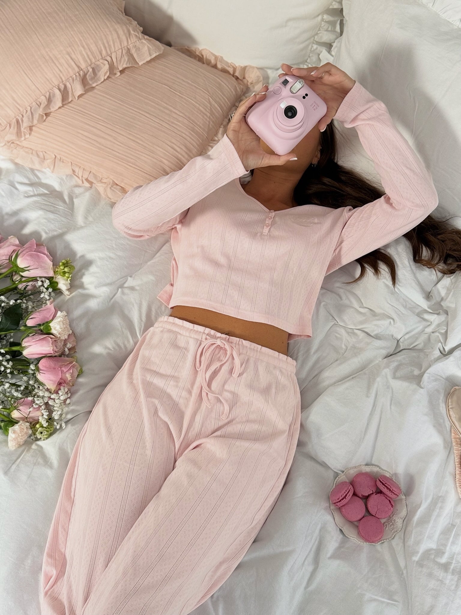 Vue d’ensemble du pyjama rose en coton pointelle, ensemble chemise et pantalon