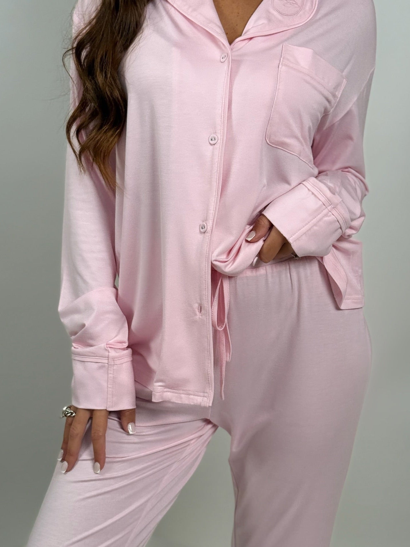 Détail du tissu modal rose satiné du pyjama Love Comfy, douceur et légèreté au toucher.