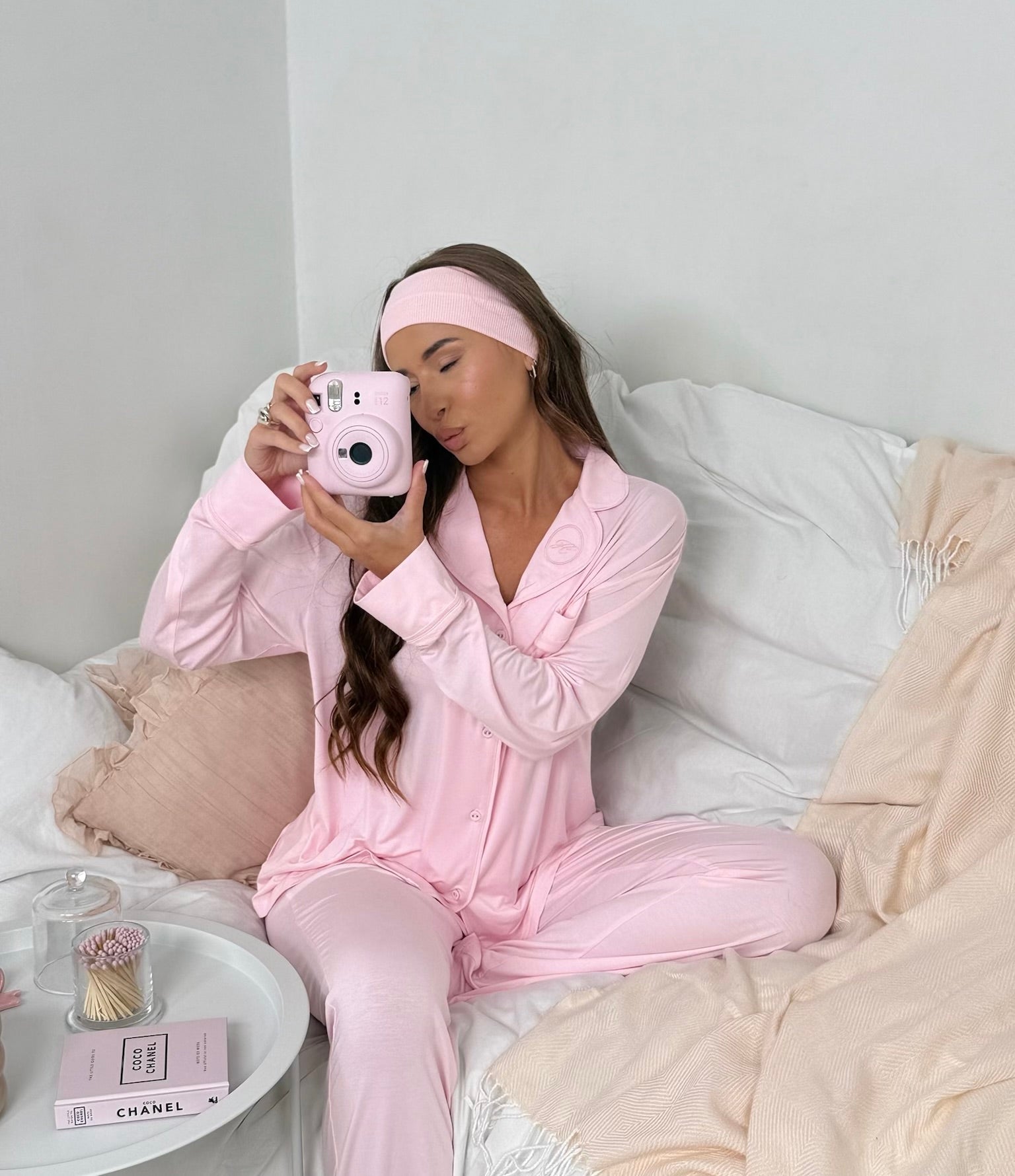 Photo lifestyle du pyjama femme en modal rose, matière satinée et confort réconfortant.