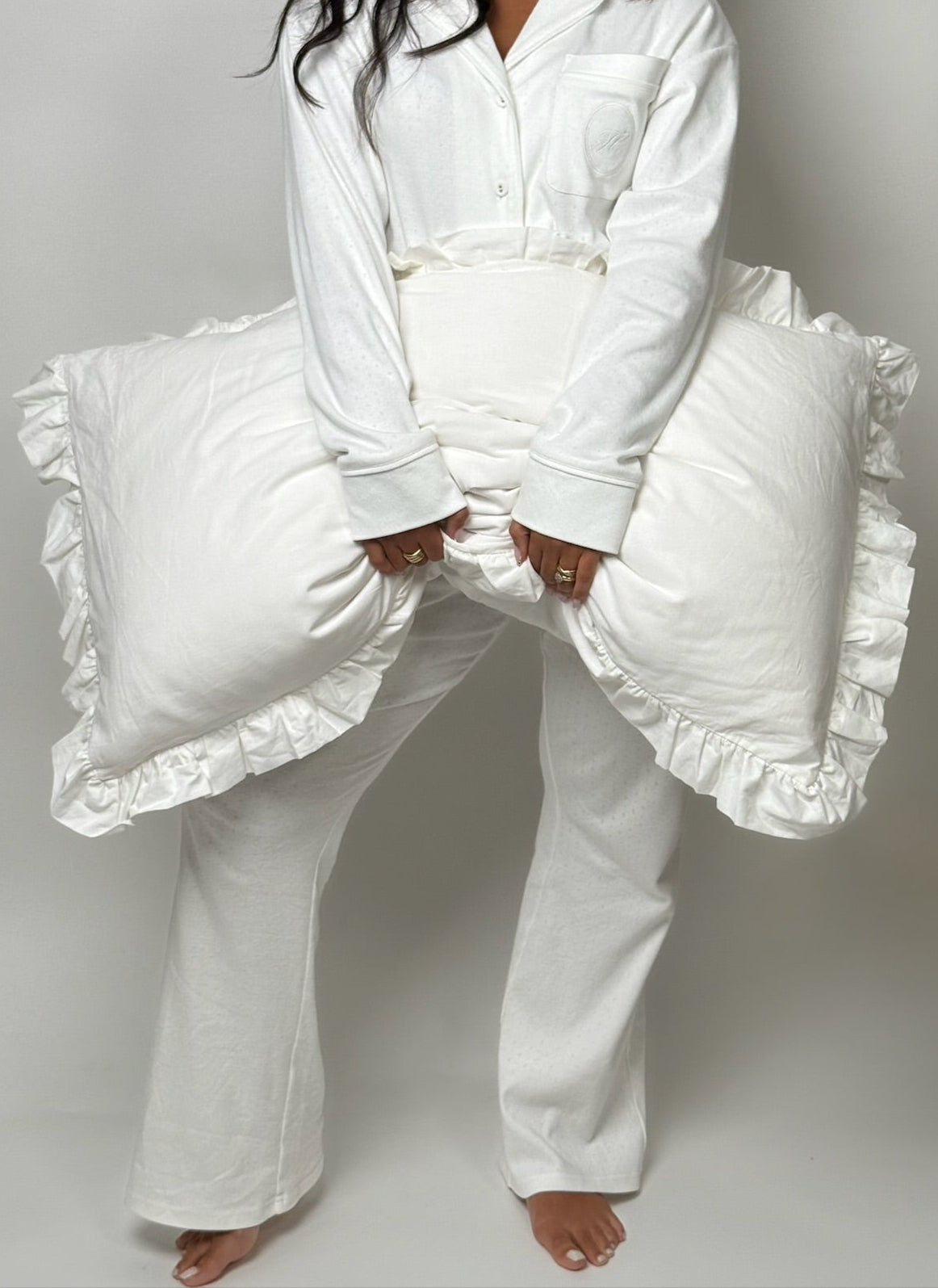 Détail de la manche du pyjama en coton pointelle blanc Honoré’s Sisters, coupe féminine et soignée