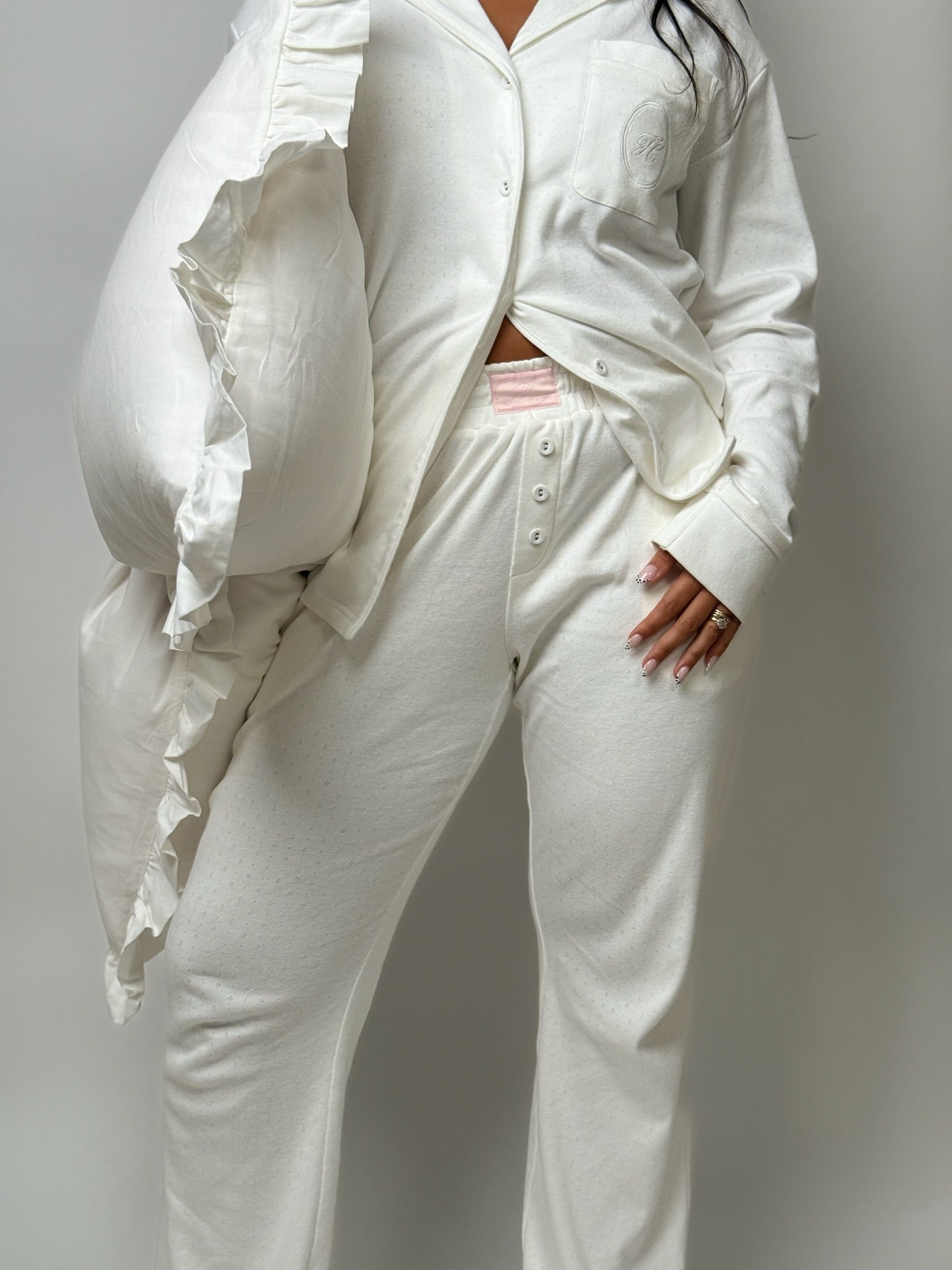 Ensemble de pyjama blanc en coton pointelle vu de face, chemise et pantalon pour femme