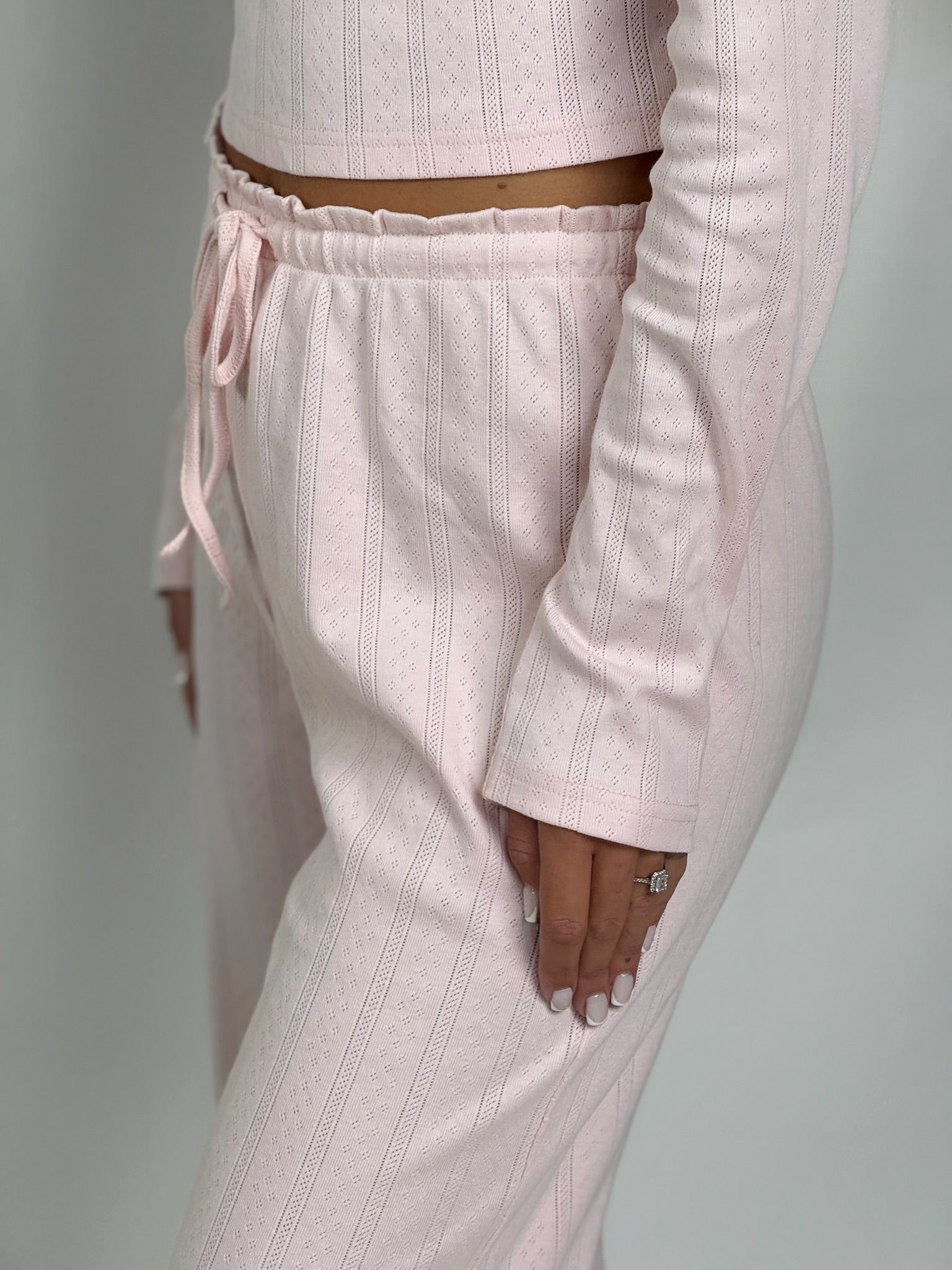 Zoom sur les coutures structurées du pyjama Le Pointelle Ballet pour une silhouette mise en valeur