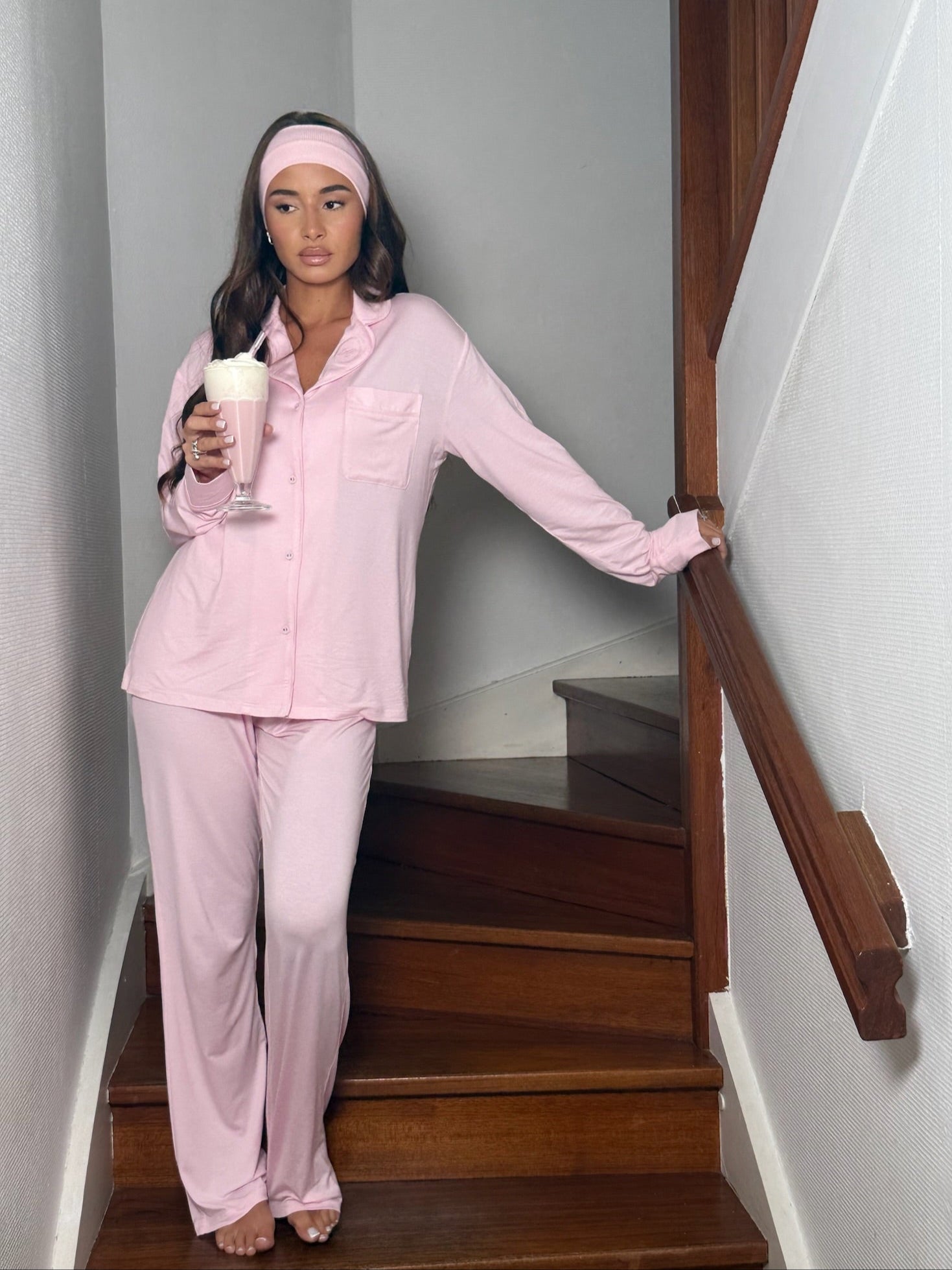 Vue d’ensemble du pyjama femme en modal rose, matière douce et réconfortante pour un confort chic