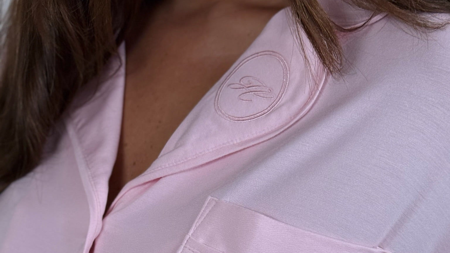 magnifique ensemble pyjama femme  modal rose zoom sur le col avec sa magnifique broderie 